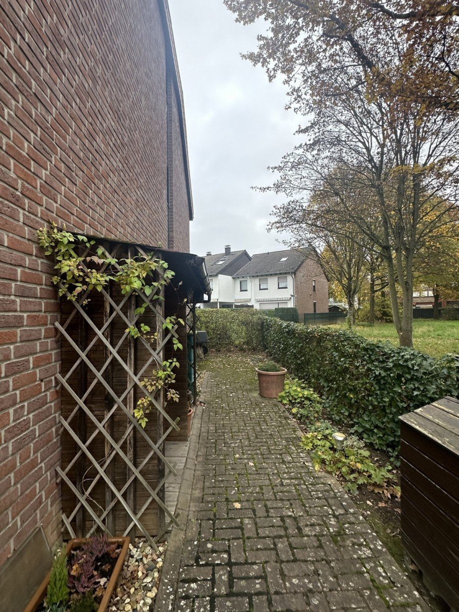 Weg seitlich vom Haus Reihenendhaus M�nchengladbach