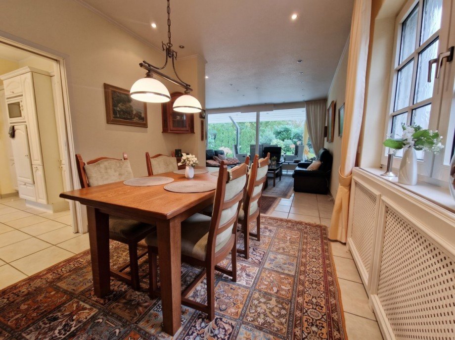 Esszimmer, Wohnzimmer im Hintergrund Bungalow M�nchengladbach