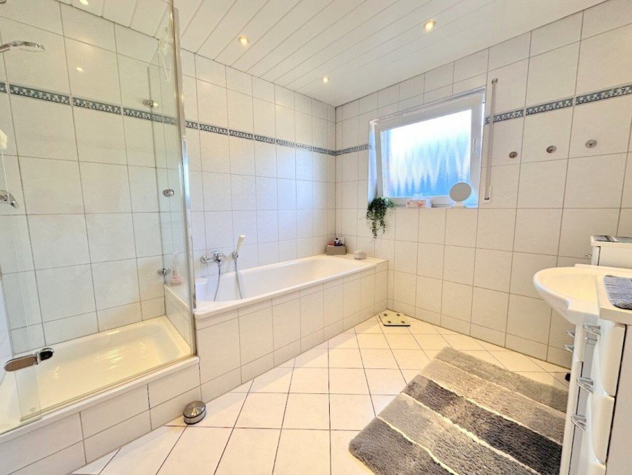 Bad mit Dusche und Wanne Doppelhaush�lfte M�nchengladbach